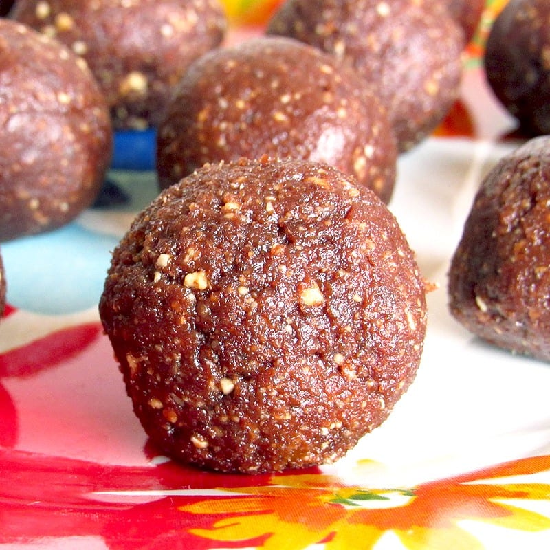 4 ingredient chocolate peanut butter snack balls [naturally sweet!]