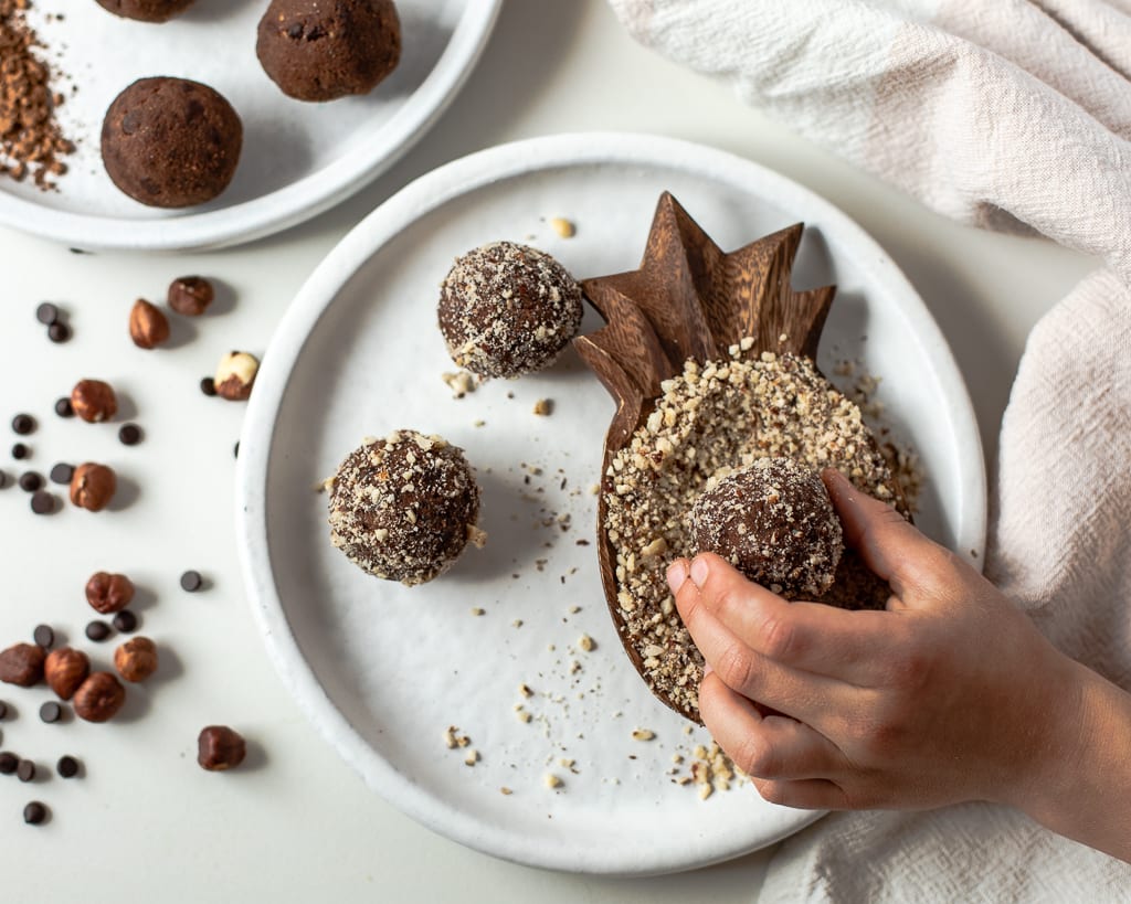 how to make chocolate hazelnut almond pulp energy balls